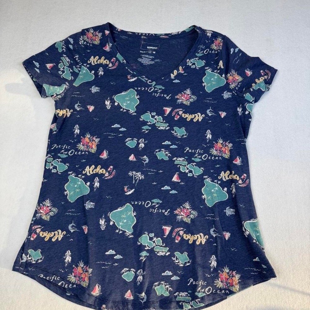 Sonoma Hawaiian-themed V neck top with green islands, palm trees Aloha text, M